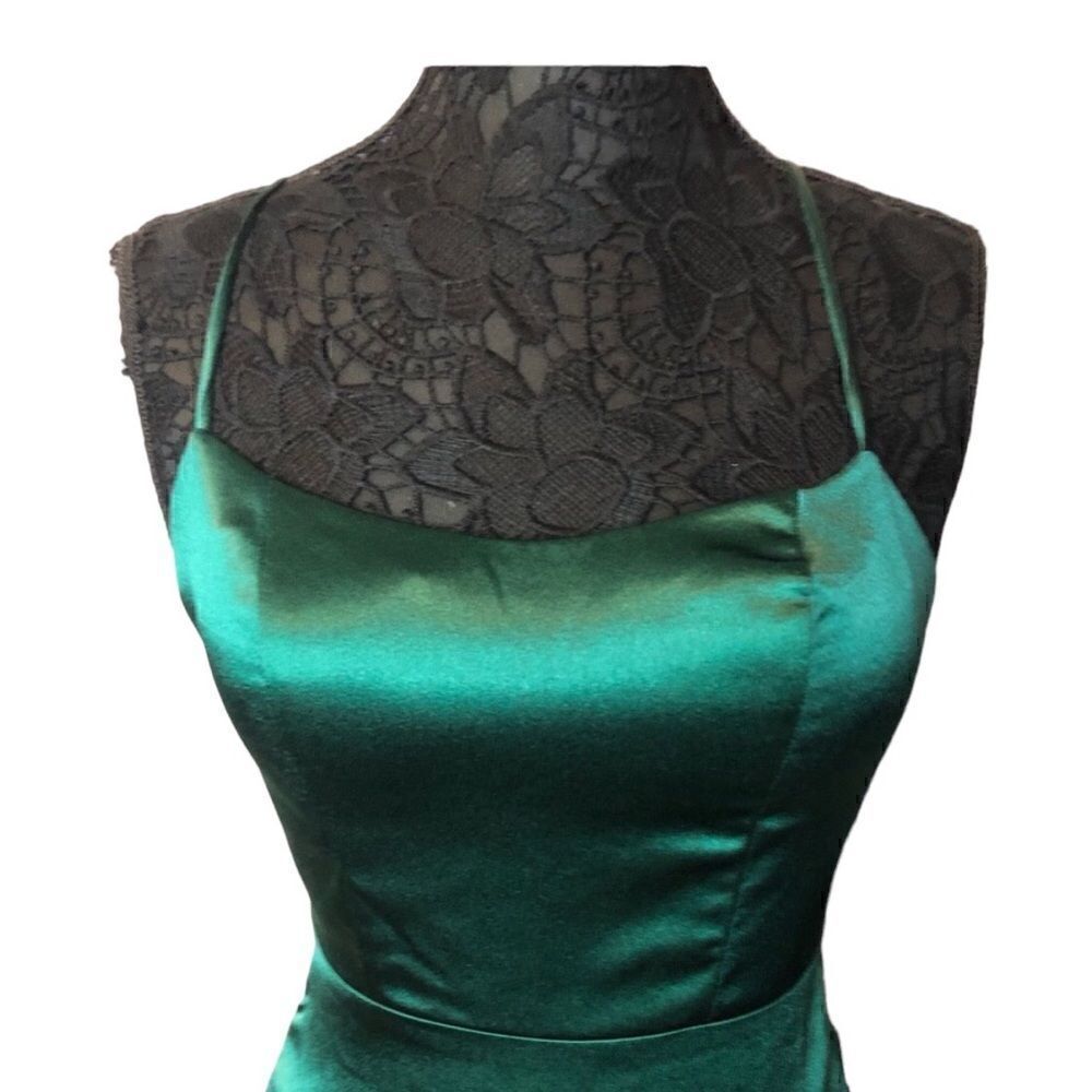 NWT CITY VIBE Women’s Green Satin with Half Lace Back Medium Length Slit - Picture 3 of 7